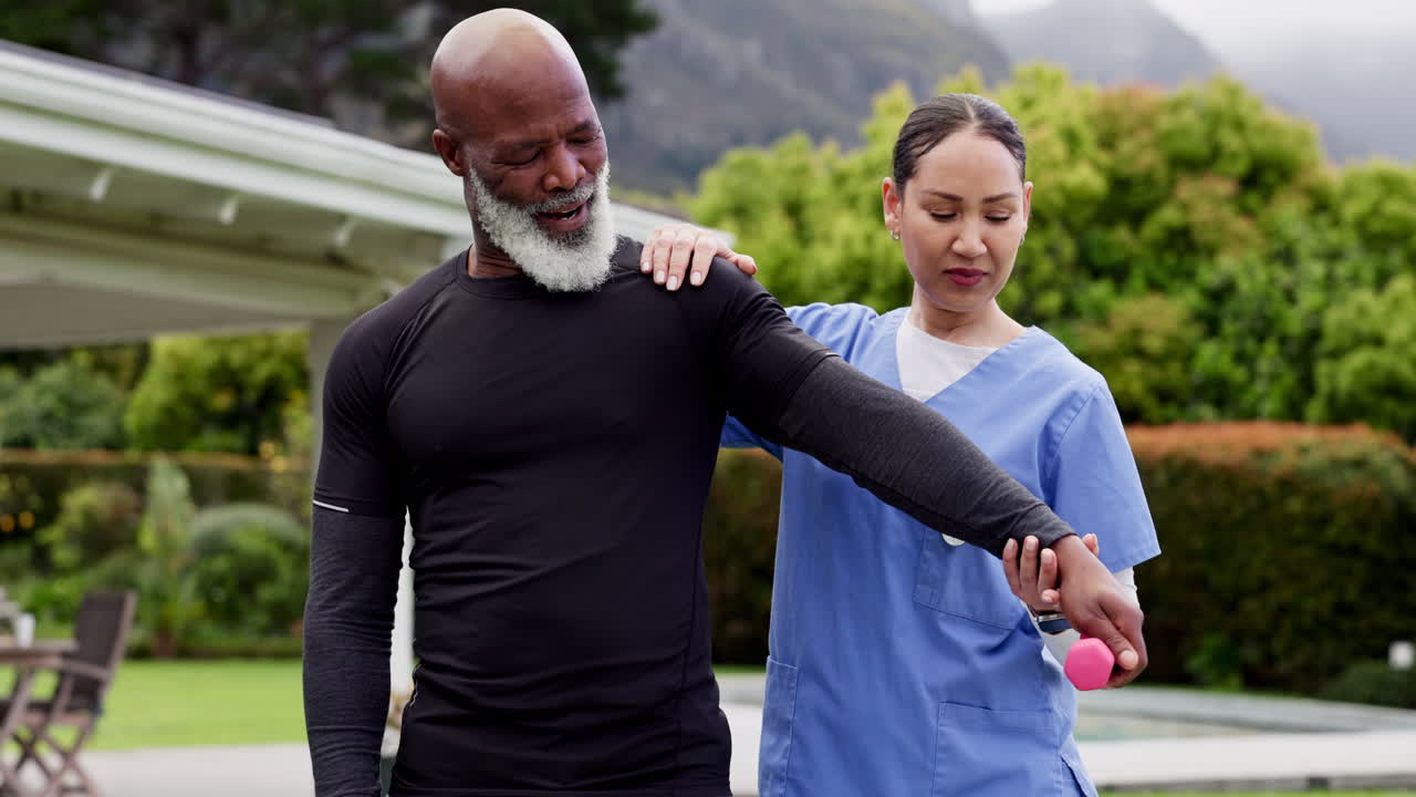 donna, infermiera e paziente anziano in fisioterapia