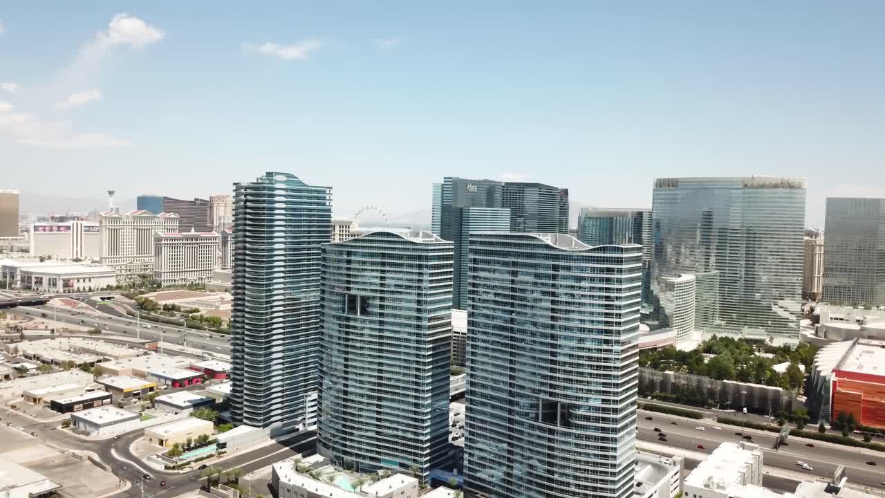 torres panorámicas en primer plano con la franja de las vegas en el fondo, la antena de las vegas de lado