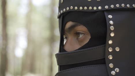 un soldat médiéval avec un casque sur la tête.