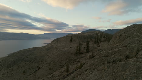 El-Resplandor-Nocturno-Del-Lago-Kamloops:-La-Vista-De-Un-Dron