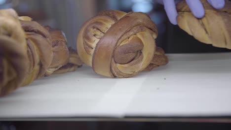 Bäcker-Präsentiert-Süßes-Brot-In-Einer-Glasvitrine-In-Einer-Cafeteria