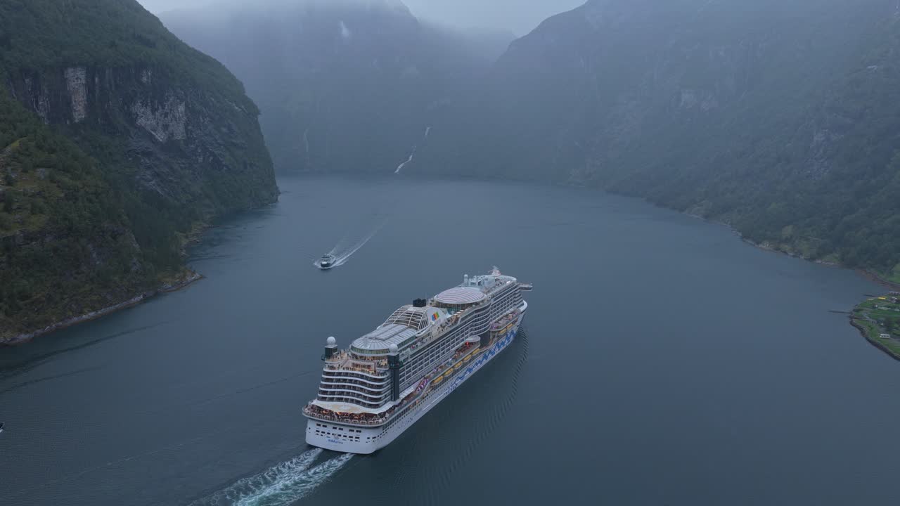Nave da crociera che solca il fiordo di Geiranger di un blu intenso.