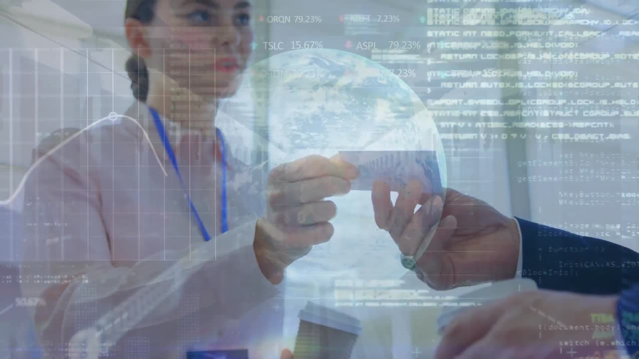 animación de un tablero de comercio, códigos binarios en una mujer caucásica entregando una tarjeta de visita a un hombre