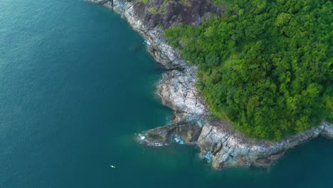 Vista-Aérea-De-Koh-Pu-Cerca-De-La-Playa-De-Kata-En-Phuket,-Tailandia