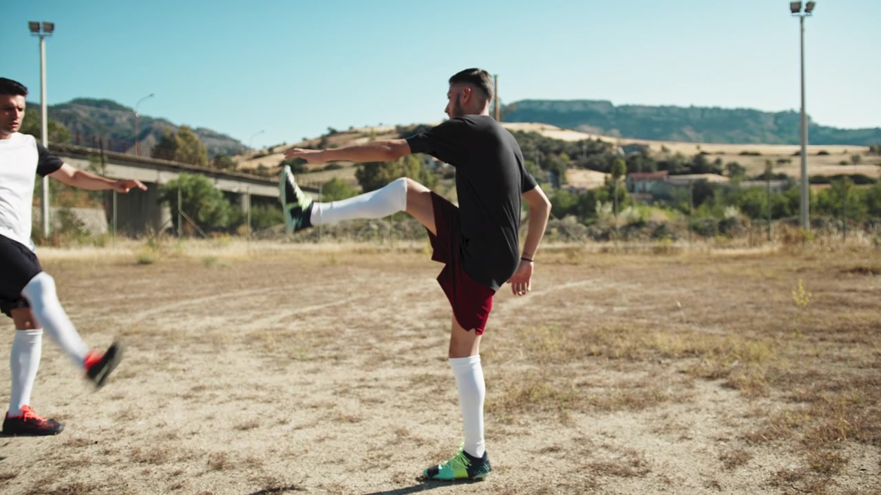 Pernas Aquecendo em um Pequeno Campo de Futebol
