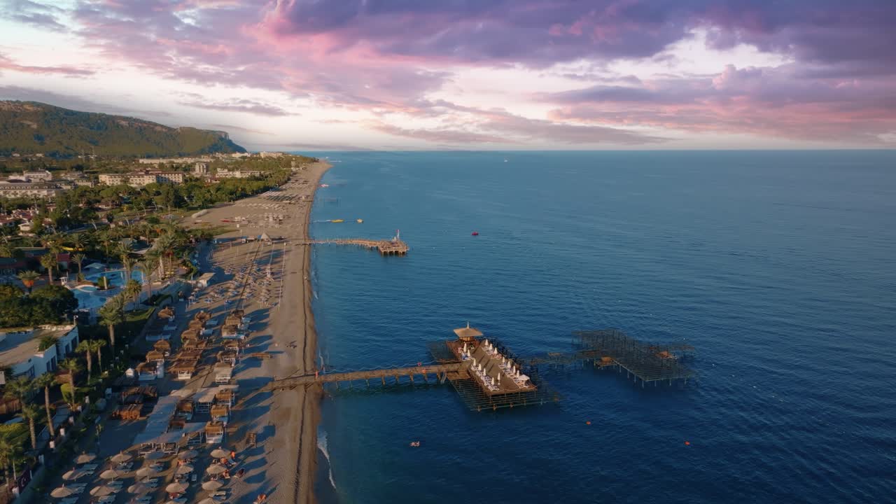 푸르키즈색 물 과 분홍색 하늘: 터키 의 해변 휴양지 의 공중 풍경