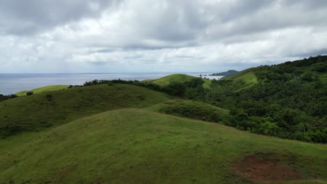 Malerische-Luftaufnahme-Idyllischer-Grüner-Hügel-Und-üppiger-Regenwälder-Mit-Atemberaubender-Wolkenlandschaft-In-Catanduanes,-Philippinen