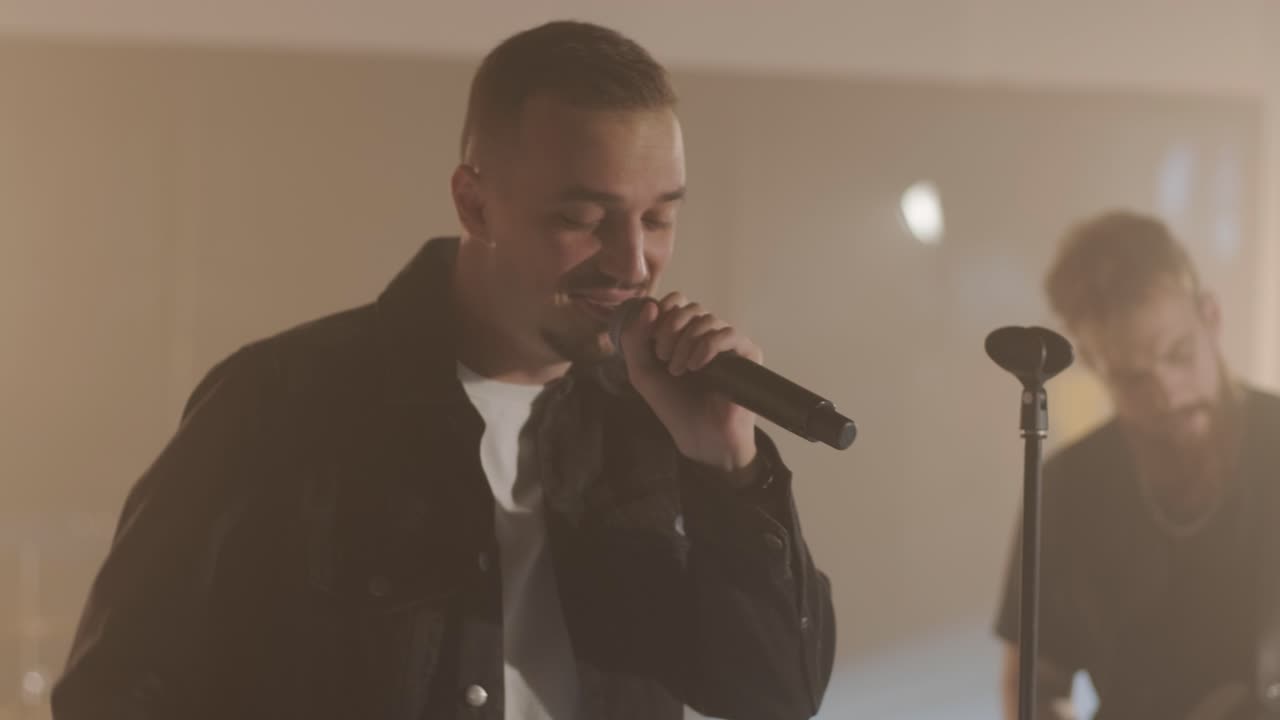 가수, 베이시스트, 피아니스트, 드러머, 기타리스트와 함께 라이브 밴드 공연