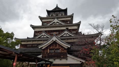 el hermoso castillo de hiroshima en hiroshima, japón.