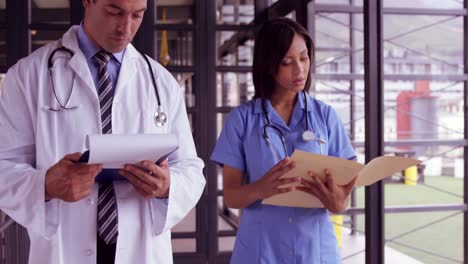 el equipo médico lee el informe en el clipboard.