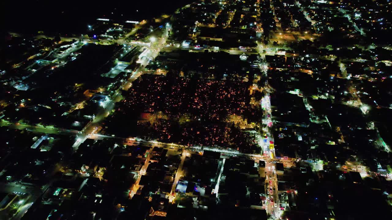vista aérea alrededor de personas que visitan a los muertos en un cementerio, durante el día de los muertos, noche en la ciudad de méxico - órbita, disparo de drones