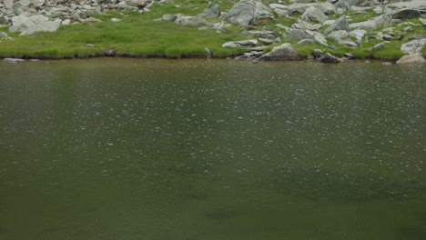 Majestuoso-Entorno-Del-Lago-Campagneda-En-Sondrio,-Italia