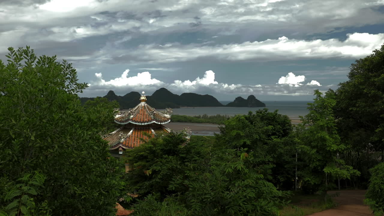 mirando la bahía, el templo y el cielo en tailandia