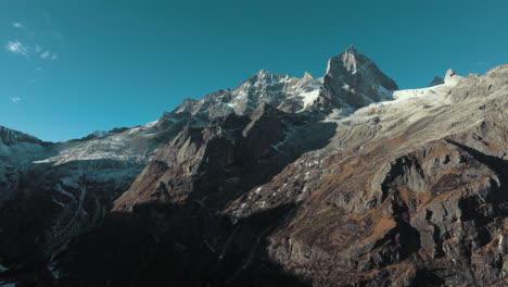 un majestuoso paisaje montañoso