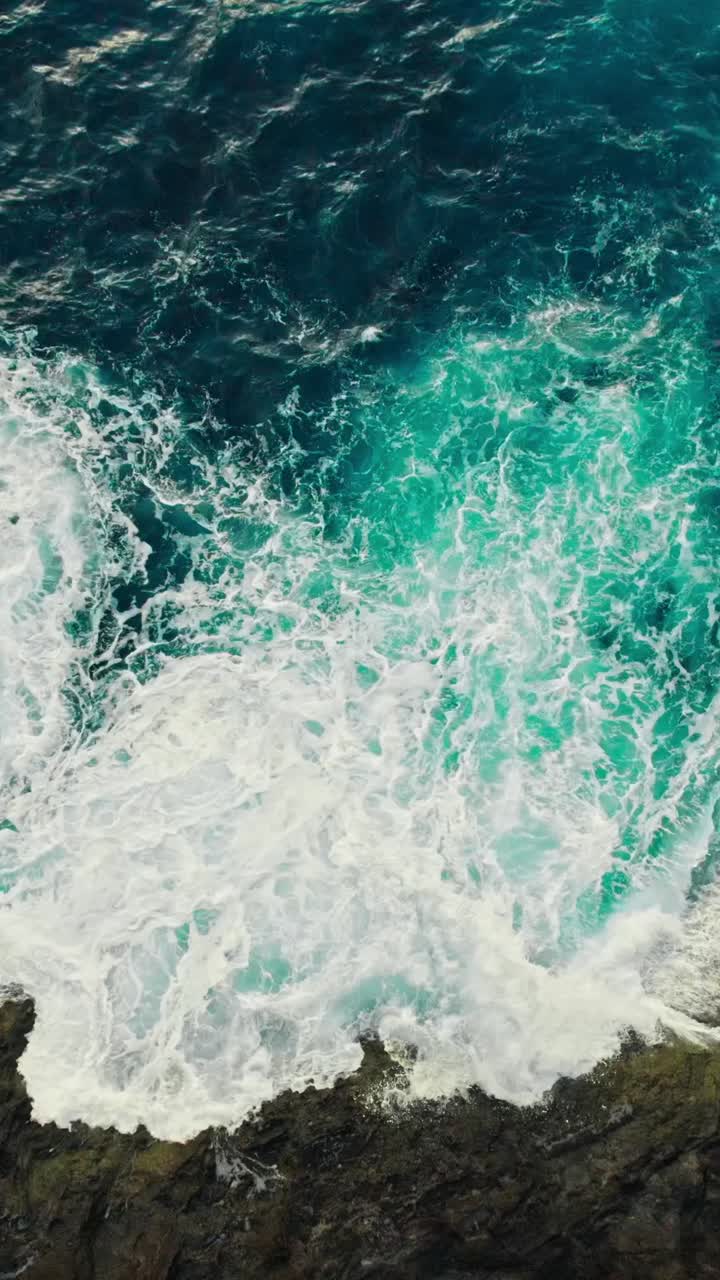 las olas del océano chocando contra las rocas