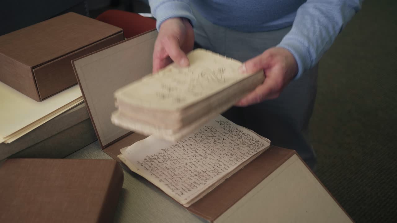 hombre en los archivos clasificando viejos documentos históricos y cartas libertad justicia estados unidos de américa ee.uu.