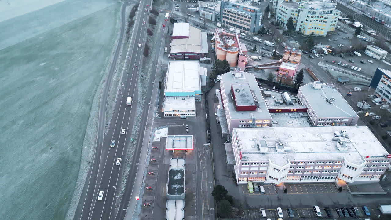 추운 겨울 아침에 화면 위로 기울어져 천천히 앞으로 비행