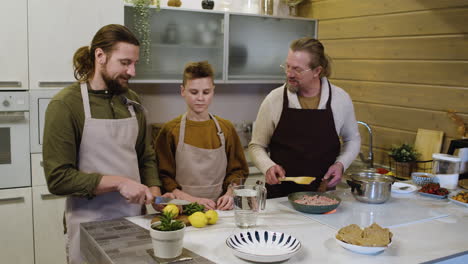 Hombres-Caucásicos-Y-Niño-En-La-Cocina