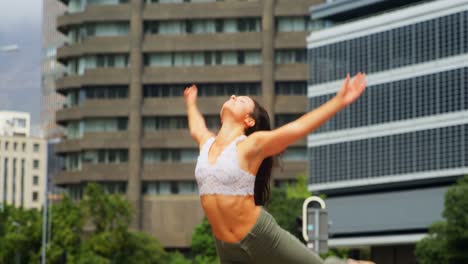 Joven-Bailarina-Bailando-En-La-Calle-De-La-Ciudad-4k