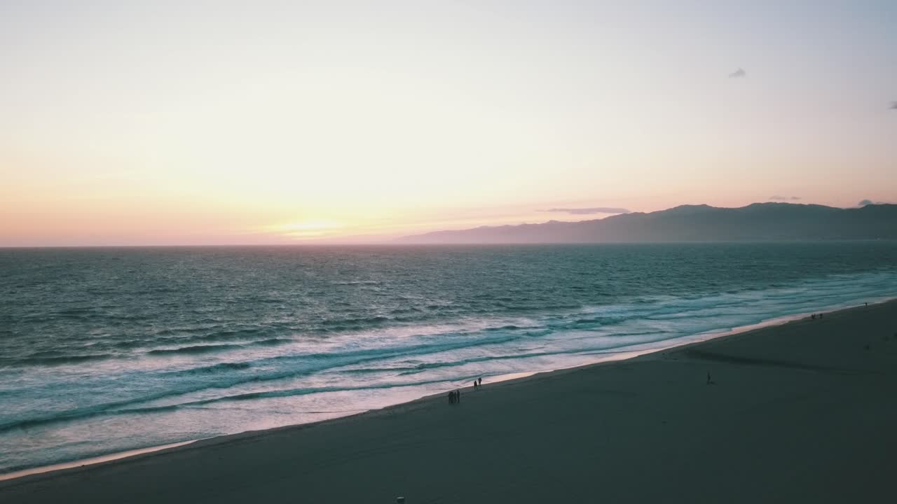 toma de drone de la puesta de sol sobre el océano pacífico en venice beach los angeles