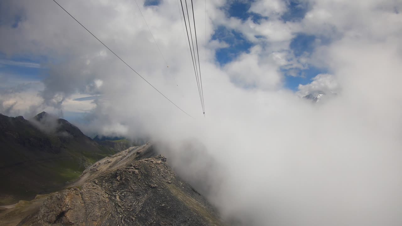 катание на гондоле в швейцарских альпах, высота облаков, перекресток во время подъема, вид с gopro