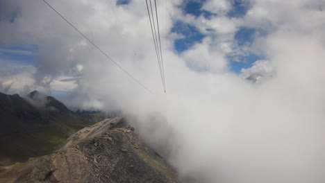 paseo en góndola por los alpes suizos, altitud de las nubes, cruzado durante el ascenso, vista gopro