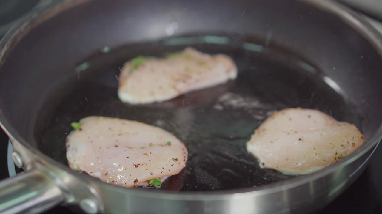 freír pecho de pollo en una sartén