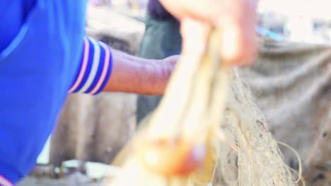 pescadores sacando sus redes de pesca preparándose para la caza
