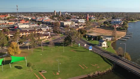 revelación aérea de la orilla y el puente mirando hacia atrás en yarrawonga