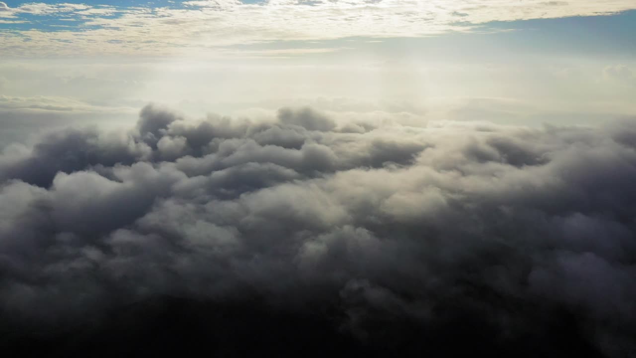 aerosoles bellamente iluminados que consisten en cristales congelados y gotas de líquido
