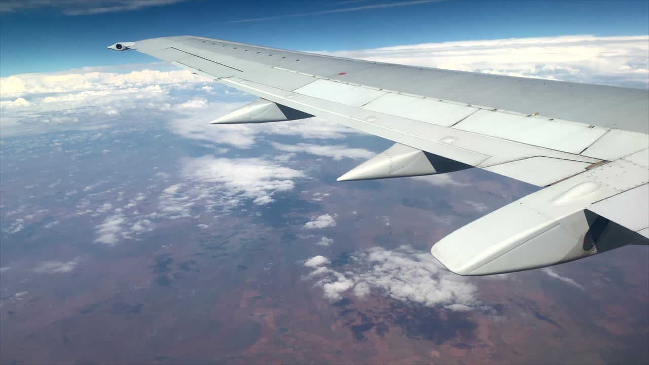 toma amplia del ala de un gran avión en vuelo