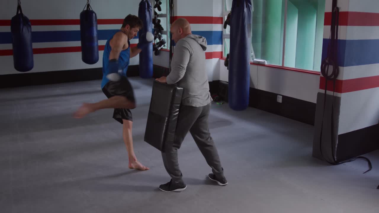 권투 체육관 에서 코치 와 함께 훈련 하는 백인 남자