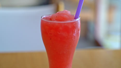 Smoothie-Glas-Mit-Wassermelonenmischung-Im-Café-Restaurant