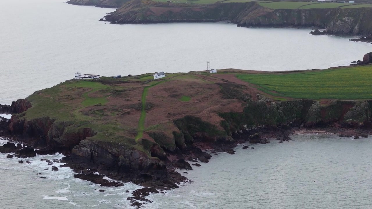 Milford Haven: Scenario della Baia Addormentata nel Pembrokeshire, circondata da scogliere costiere in Galles, Regno Unito.
