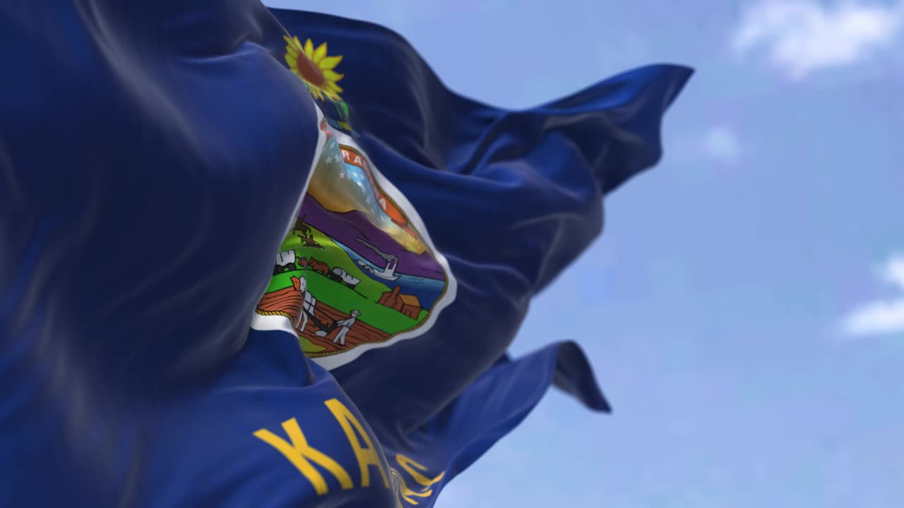 la bandera del estado de kansas ondeando en el viento.