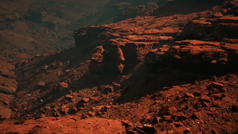 paisaje de marte: cañón rojo y superficie rocosa