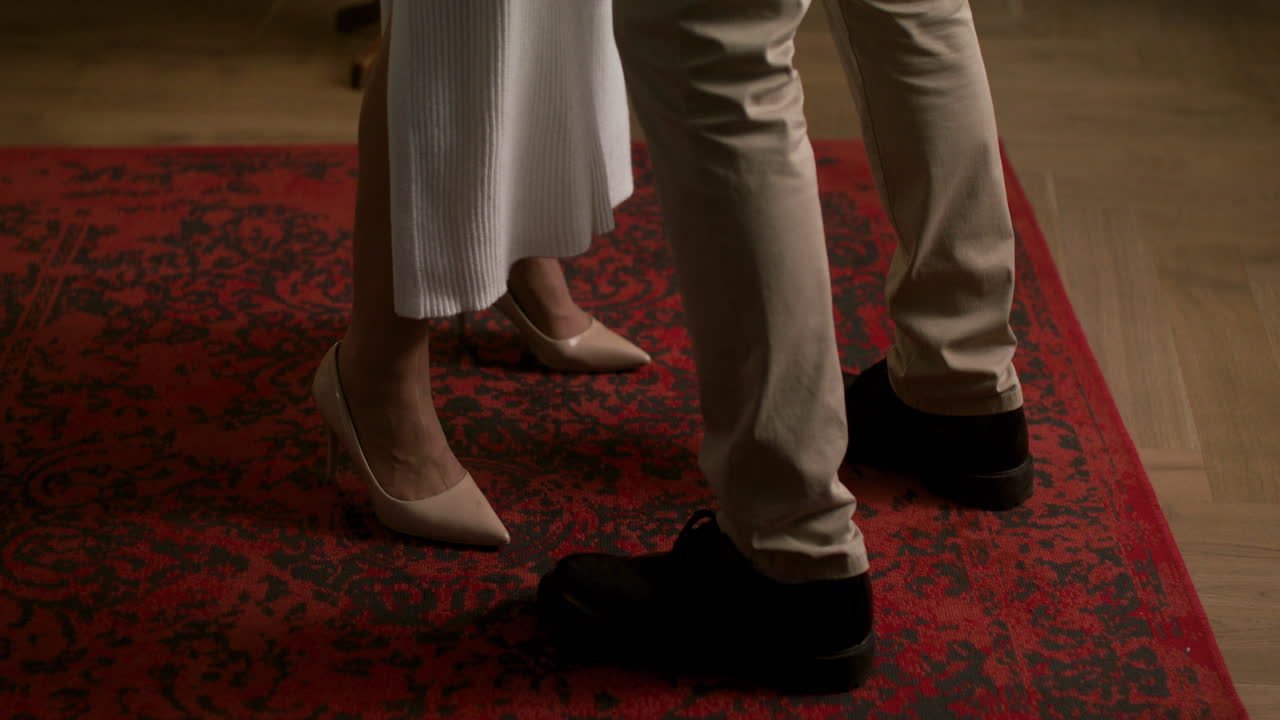 집에서 춤추는 커플