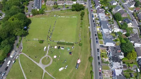 Toma-De-Drones-De-Dos-Partidos-De-Fútbol-Al-Aire-Libre-En-La-Ciudad-De-Galway,-Irlanda,-Panorámica-A-La-Izquierda