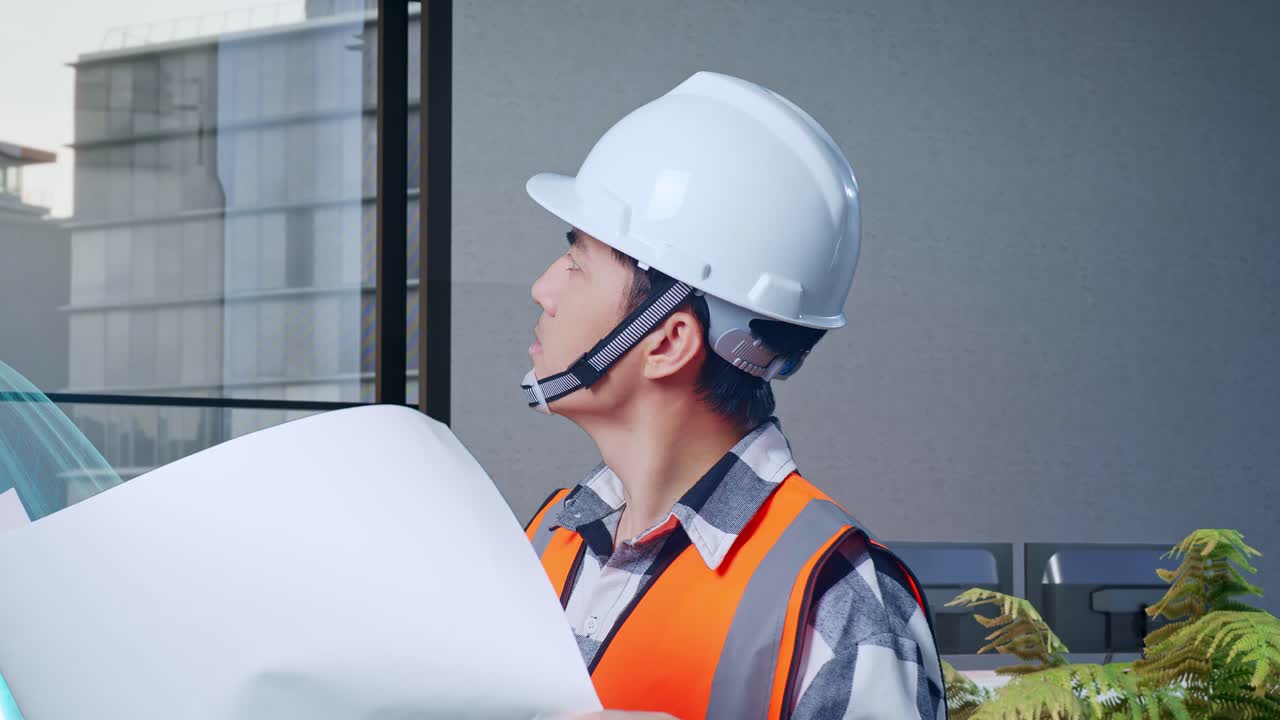 инженер, рассматривающий чертежи в офисе