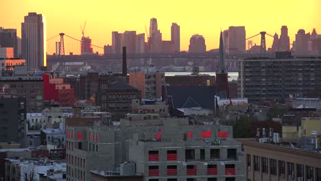 Una-Vista-Del-Atardecer-A-Través-Del-Horizonte-De-Brooklyn-Y-Queens-En-La-Ciudad-De-Nueva-York-1