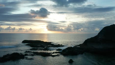 El-Agua-Serena-Y-Las-Escolleras-Del-Océano-Pacífico-Sur-Durante-El-Atardecer-En-Fiji