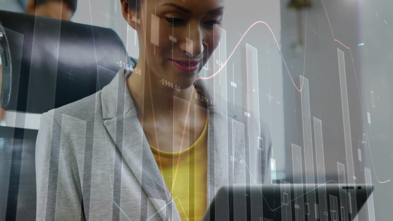 animación de procesamiento de datos y diagramas sobre mujer de negocios caucásica usando tableta