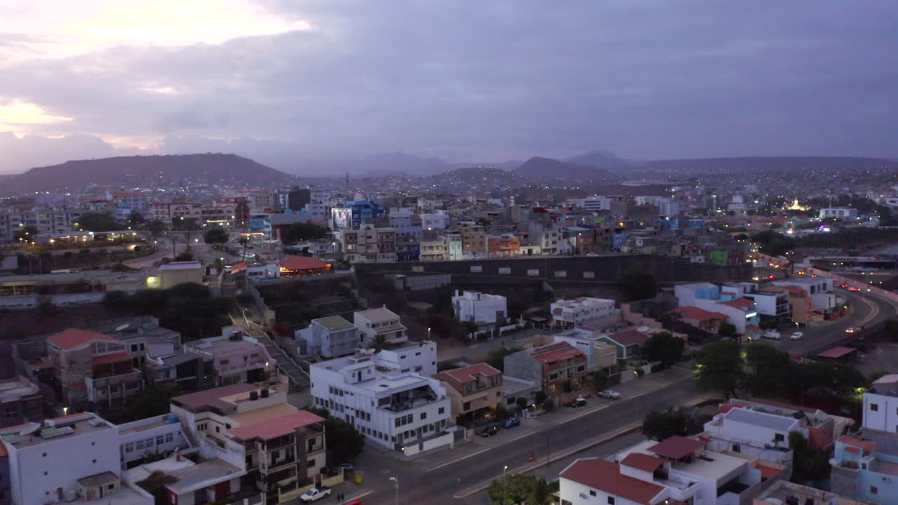 Bybillede ved solnedgang over Praia på Kap Verde, Santiago-øen i Vestafrika. Luftfoto med drone.