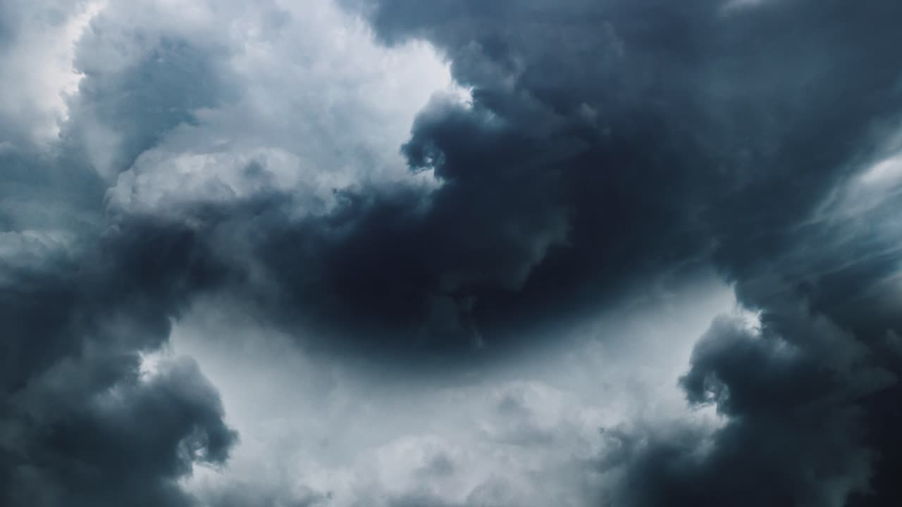 4k nubes oscuras y tormenta