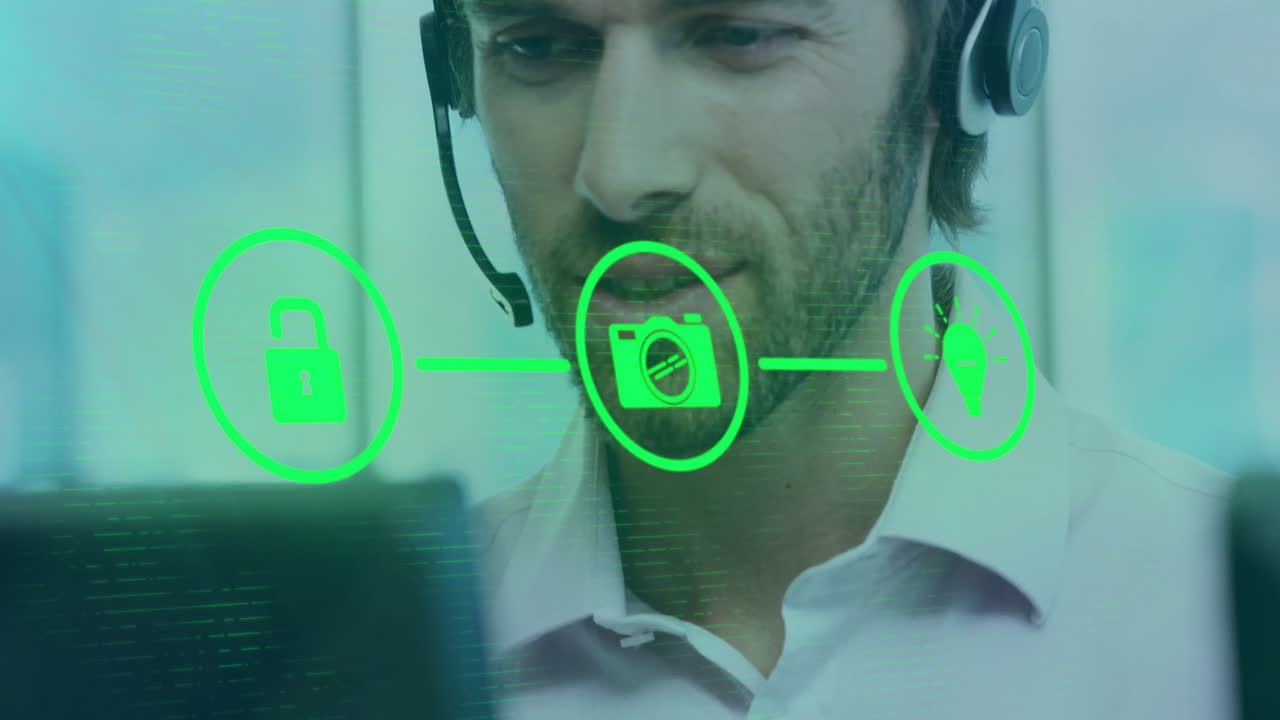 animación de iconos de los medios sobre empresario caucásico usando auriculares de teléfono en la oficina