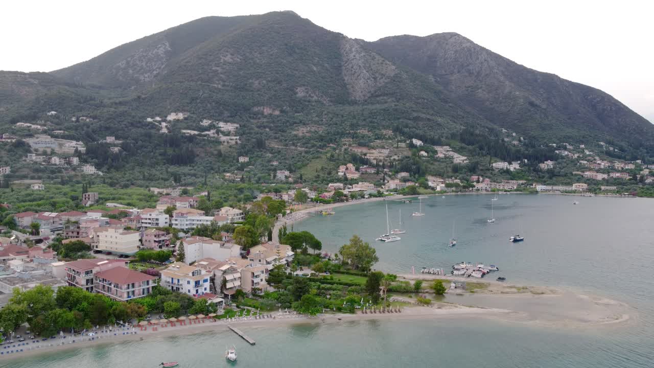 nidri, una icónica ciudad costera y puerto situado en la isla de lefkada en el ionio, grecia, sirve como una puerta de entrada para los viajeros que se embarcan en viajes a las islas jónicas y las playas circundantes