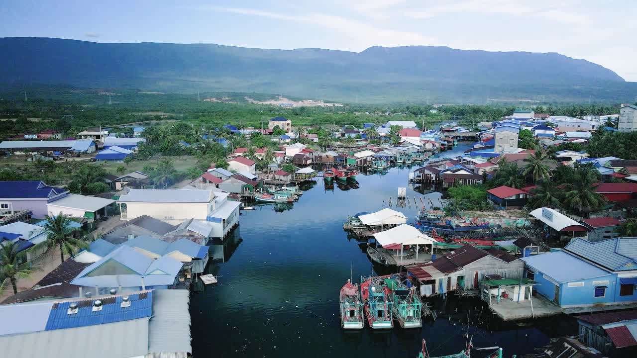 동남아시아 해안선의 강어귀 주변에 자리잡은 외딴 어촌 마을
