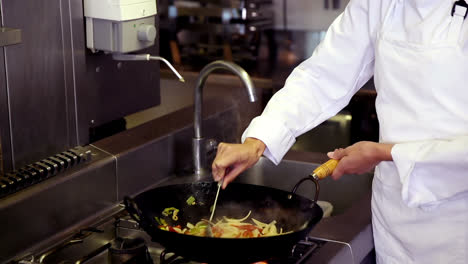 el chef está haciendo una salsa frita.