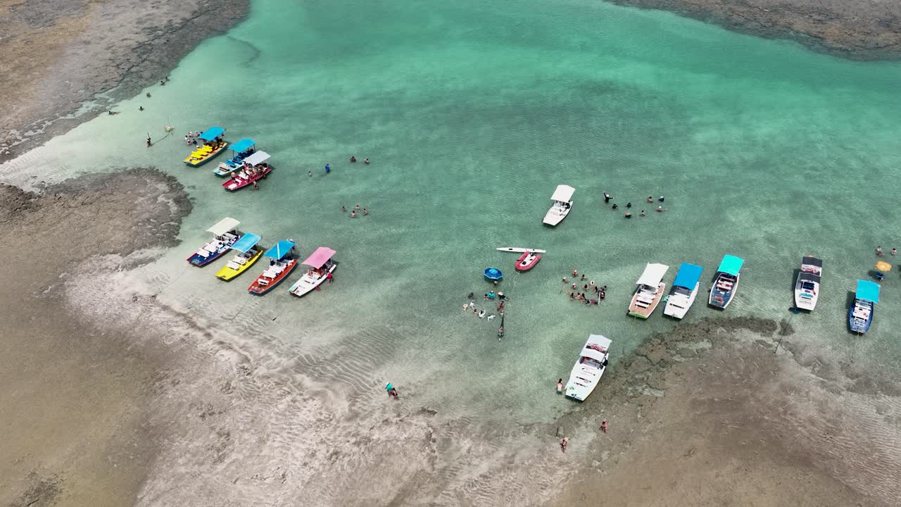 piscinas naturales de arrecifes de coral en la playa de sao miguel dos milagres en alagoas, brasil