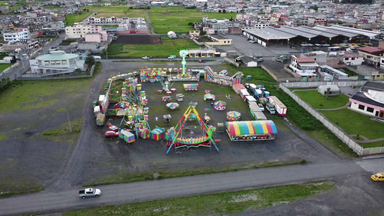 에도르 마차치의 한 마을 근처에 있는 놀이공원 근처에서 큰 페리스 과 함께 도를 돌고 있는 드론의 클립